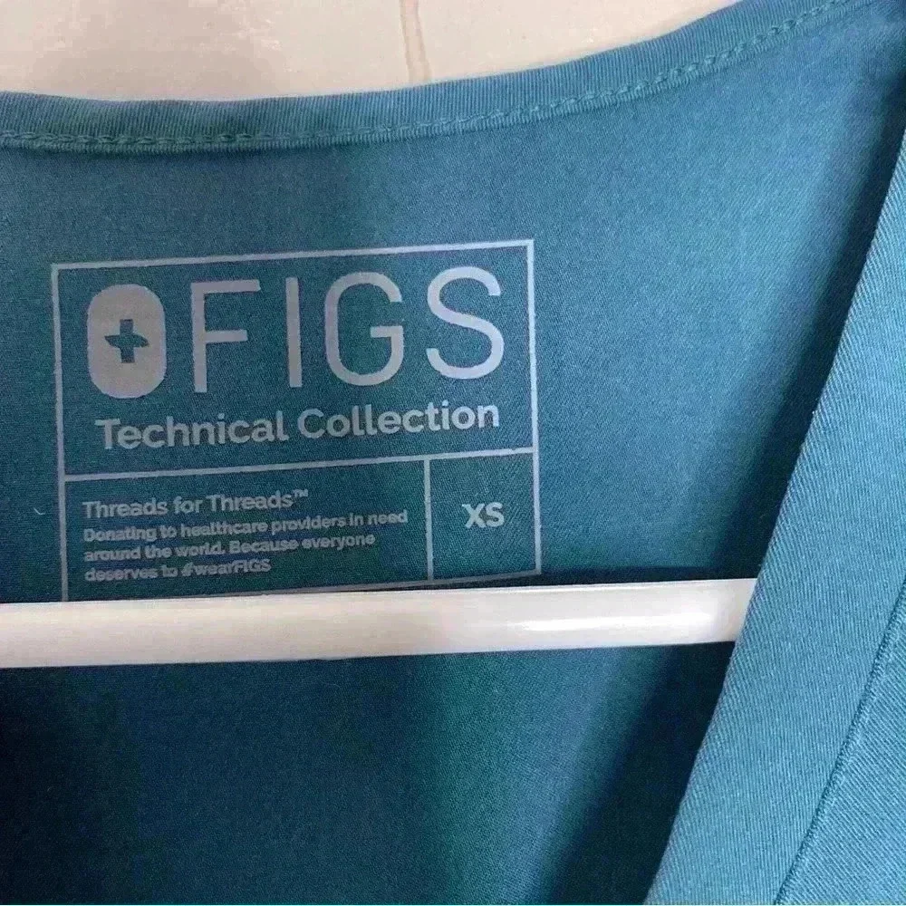 FIGS Casma™ Three-Pocket Scrub Top Sz XS - Picture 4 of 5